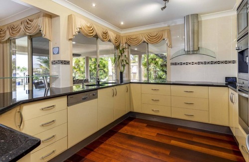 Banksia Beach House | Paradise on Banksia Canal