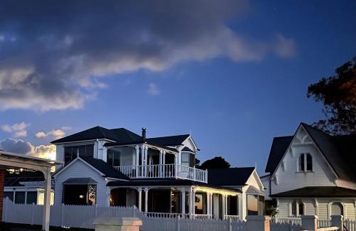 Russell House | Paradise on The Strand