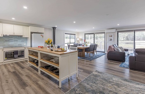 Spring Hill House | Paradise Valley Cottage and Lake in Spring Hill