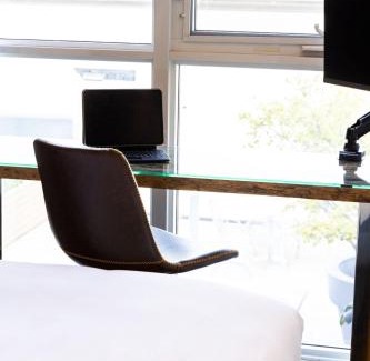 Wellington Place House | PARC LOFT Penthouse with 4bd-WFH-PS5-CN Tower Views