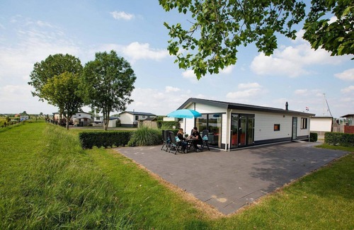 Veen Ski Chalet | ✓ Parel at Recreatiepark het Esmeer ✓ Holiday home for 5 persons ✓ Located in Aalst (Gelderland) ✓ Waterside holiday park ✓ Book directly through the park