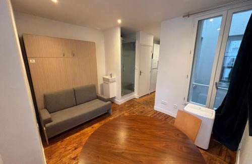 Porte-Saint-Martin Apartment | Paris Hittorf