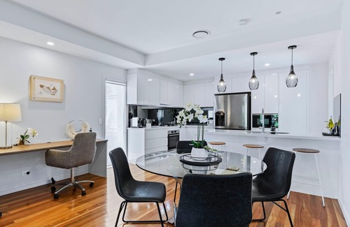 Toowong Apartment | Park Ave Retreat - 3 Carparks, WiFi, BBQ, King Bed