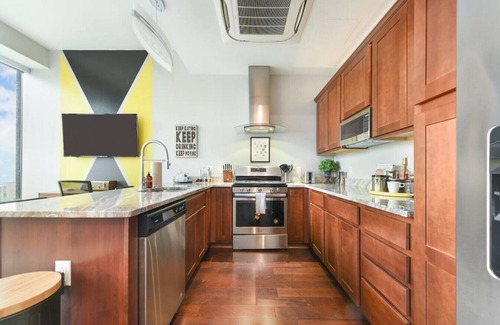 Downtown Pittsburgh Apartment | Park Free! ★ Private Gym ★ City Views!