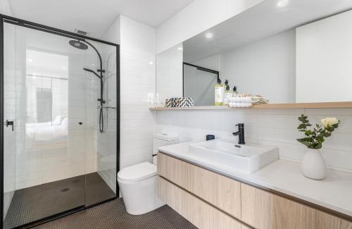 Caulfield North Apartment | Park Life! Elegant & Sun-Filled 2 Bed 2 Bath Home in Caulfield North