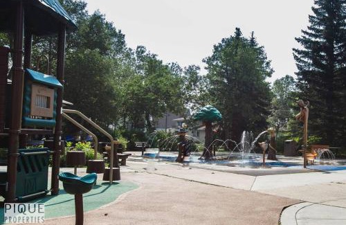 Northeast Edmonton Apartment | Park Life Retreat - King Bed - Pet Friendly - Sleeps 6