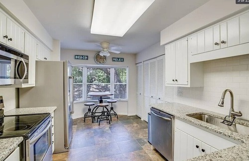 Indian River Shores Condo | Park Shores Seasonal Rental 2-BR condo in charming Indian River Shores
