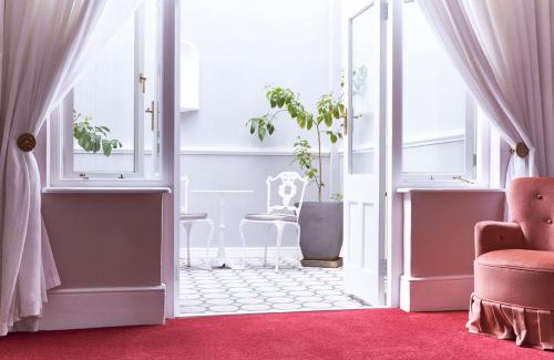 Paradise House | Parkes Manor