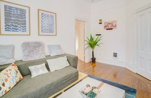 Castro District Condo | Parking! Cozy Edwardian apartment in Mission/Dolores.