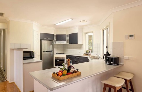 Carindale House | Parkside 5-beds Villa with Meeting Room @Carindale