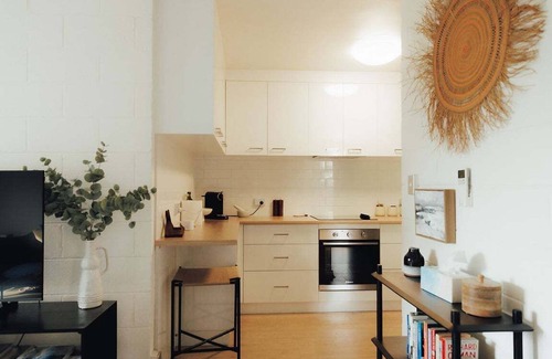 Launceston CBD Apartment | Parkside Apartment CBD with Parking