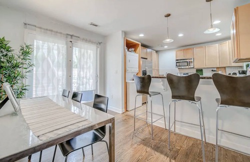 Jefferson Park Cottage | PARKSIDE BUNGALOW - 15 MINS DOWNTOWN & AIRPORT + FREE PARKING!