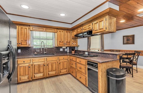 Conroe House | Parkway Main House · Peaceful and Relaxing Oasis within the City