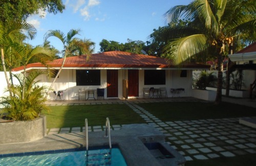 Basdiot Cottage | Parrot Resort Deluxe Room 1 - Moalboal