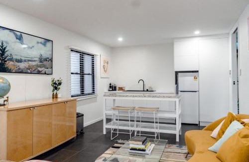 Bundaberg North Apartment | Parrots Nest - 1 Bedroom