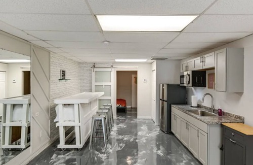 Nashville Apartment | Party! Gather! Celebrate! Eat Hot Chicken!n5 miles from downtown Nashville