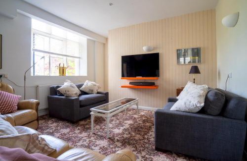 Cirencester House | Pass the Keys 4 Bed Victorian Home Courtyard Parking