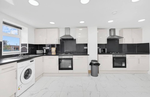 St. Andrew's House | Pass the Keys | Beautiful spacious 7 bed