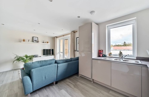 Runnymede Apartment | Pass the Keys | Bright modern flat w/parking