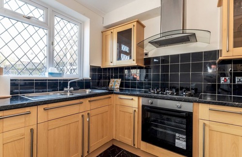 Abbey Wood House | Pass the Keys | Bright & Spacious 4BR House | Elizabeth Line