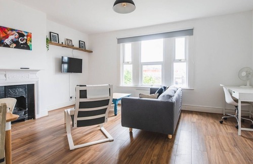 Lea Bridge Apartment | Pass the Keys | Charming and Bright Flat in Leyton