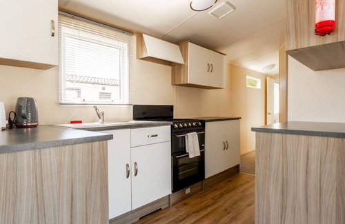 Wimborne House | Pass the Keys | Cheerful 2 bedroom caravan with parking