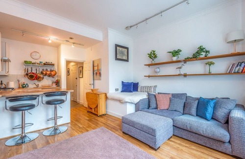 Balham Apartment | Pass the Keys | Cozy Balcony Flat 1-Min to Balham Tube