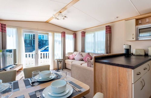 Wimborne House | Pass the Keys | Delightful 2 bedroom caravan with parking