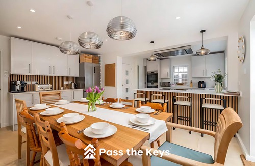 Steventon House | Pass the Keys | Family Friendly Country House with Indoor Pool