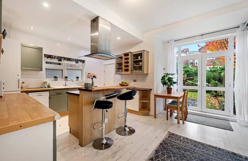 Old Trafford House | Pass the Keys Old Trafford 4-Bedroom Retreat Near Manchester United & City Centre - Family-Friendly