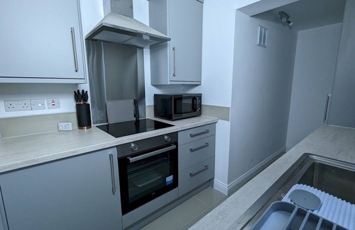 Seisdon House | Pass the Keys | Spacious Comfortable 3 Bedroom House