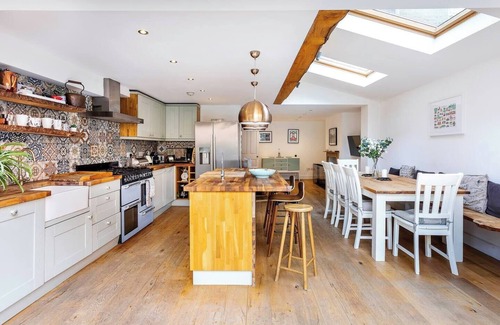 Camberwell Green House | Pass the Keys | Spacious Camberwell house 30min bus Central London