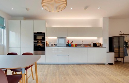 Trumpington Apartment | Pass the Keys Stunning and Spacious Modern Flat - Own Car Park