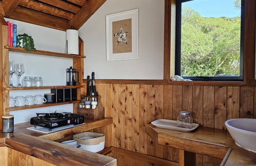 Nelson Region Cabin | Passage Hut Pepin Island, overlooking the natural peninsulas of Delaware Bay and the Pe