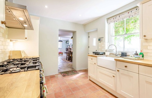 Swanage House | Passiflora Cottage Close to Swanage Beach and Town Sleeps 7