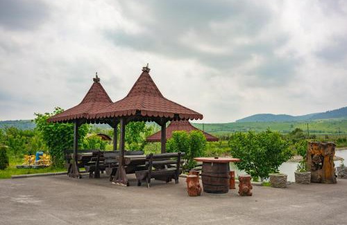Vanatori-Neamt House | Pastravaria Ursu