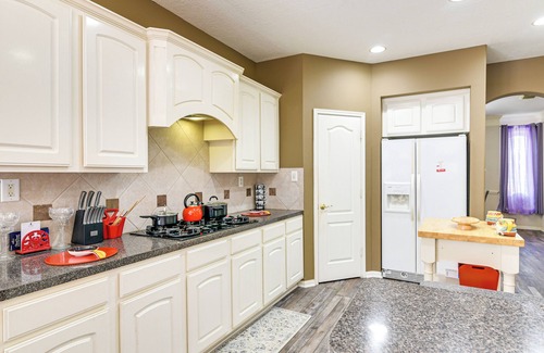 Pearland House | Patio, BBQ & Yard: Family Retreat in Pearland