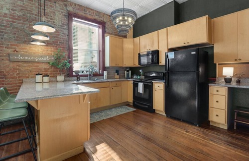 Great Falls Apartment | Patio/Fire Pit | In Unit Laundry | Downtown | Parking | King Bed