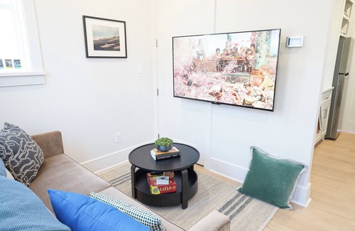 Downtown House | PatioPad~UltraWalkable~Fenced~Pets~Design2Delight!