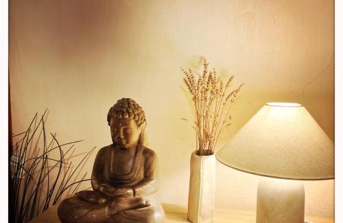 La Celle-sous-Gouzon Bed & Breakfast | Pause bien-être & nature dans la chambre du moine