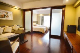 Haizhu Apartment | Pazhou Poya International Hotel Canton Fair Complex Modiesha Metro Exit B Branch - Free Shuttle Bus to Canton Fair Complex During Canton Fair Period