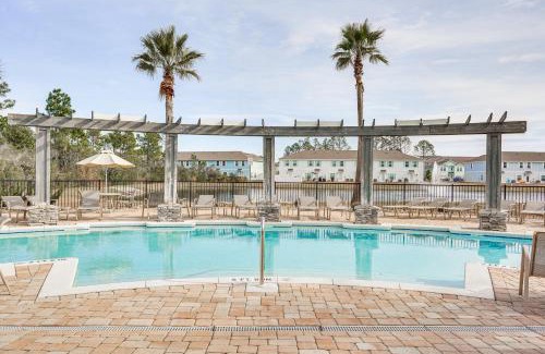 Thomas Drive House | PCB Townhome with Deck and Pool Access 3 Mi to Beach!
