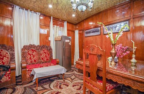 Nagin Bagh Boat Rental | Peace of mind group of houseboats
