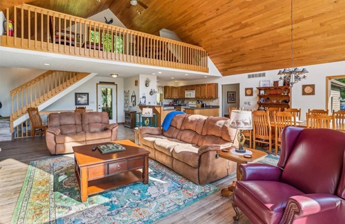 Old Timberline House | Peace, Quiet and Plenty of Space. Check Out Eagles View!