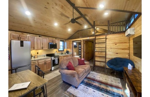 Ashdown Cabin | Peace & Quiet, near town but in a country/farm setting