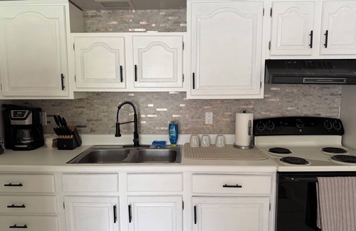 Goshen Apartment | Peaceful 1-bedroom Suite in Goshen NY, 5 mins from Legoland! AC, Wi-fi, Pool inc