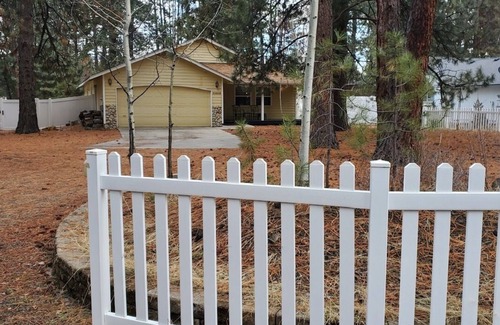 Deschutes River Woods House | Peaceful 3-bedroom house in the country with WiFi in Bend