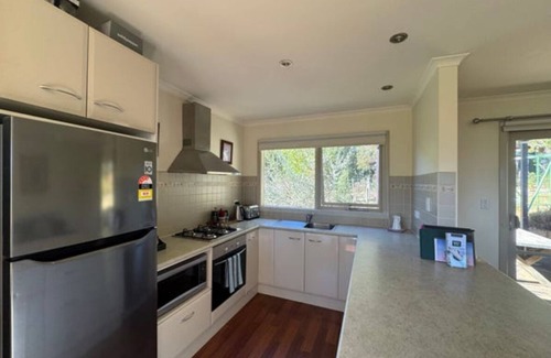 Hoddles Creek Cottage | Peaceful 40-acre Gembrook Farmstay & Sanctuary - Help feed rescue animals!