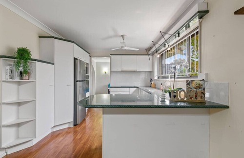Sunnybank House | Peaceful 4BR at Sunnybank CBD w/2Parking/Yard/Mall