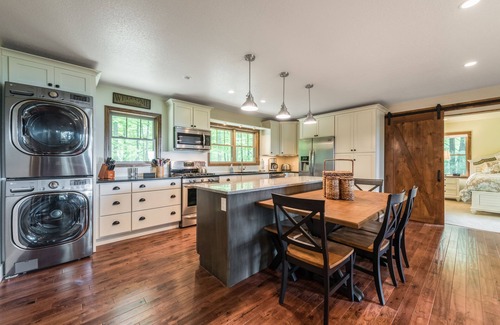 Spruce Pine Cottage | Peaceful and luxurious living with spectacular views